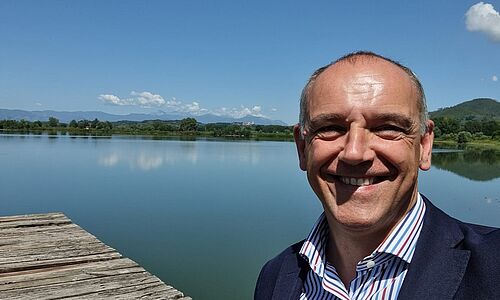 Il sindaco Luca Menesini al lago della Gherardesca
