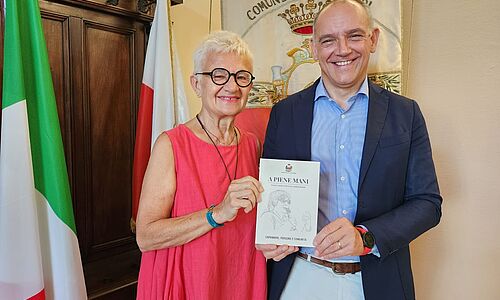 Il sindaco Luca Menesini con Alida Bondanelli