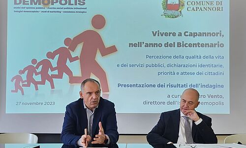 Il sindaco Luca Menesini con il direttore dell'Istituto DEmopolis durante la conferenza stampa di presentazione dei risultati dell'indagine