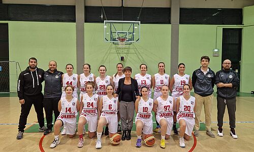 L'assessore Micheli con la squadra di basket femminile e il team