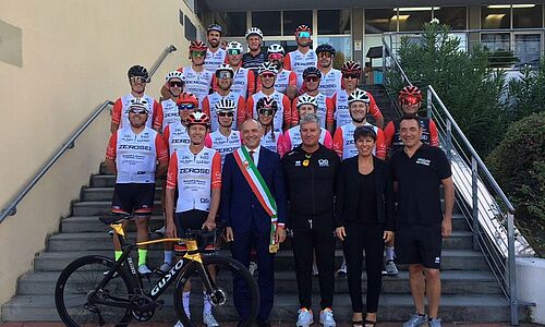 Il sindaco Menesini e l'assessore Micheli con il team Zerosei Cycling