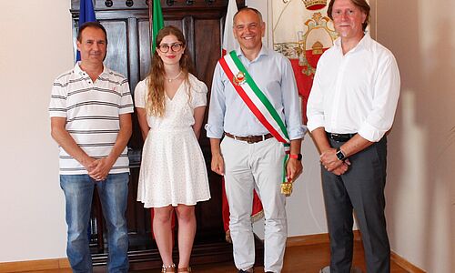 Il sindaco Luca Menesini con gli autori dell'inno