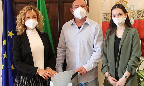 L'assessore Serena Frediani con il presidente di Luccasenzabarriere ODV e una volontaria dell'associazione