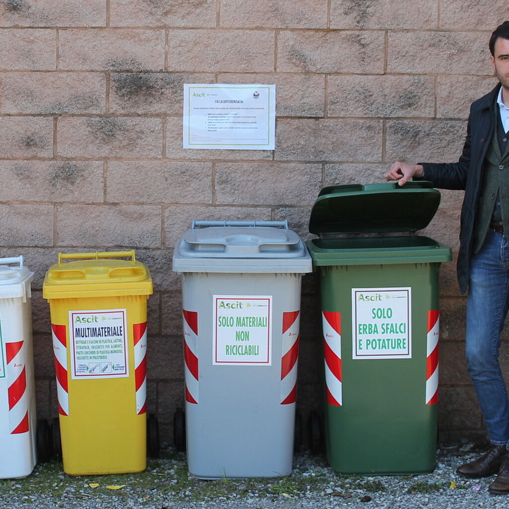 L'assessore Giordano Del Chiaro presso una delle isole per la raccolta rifiuti nei cimiteri 