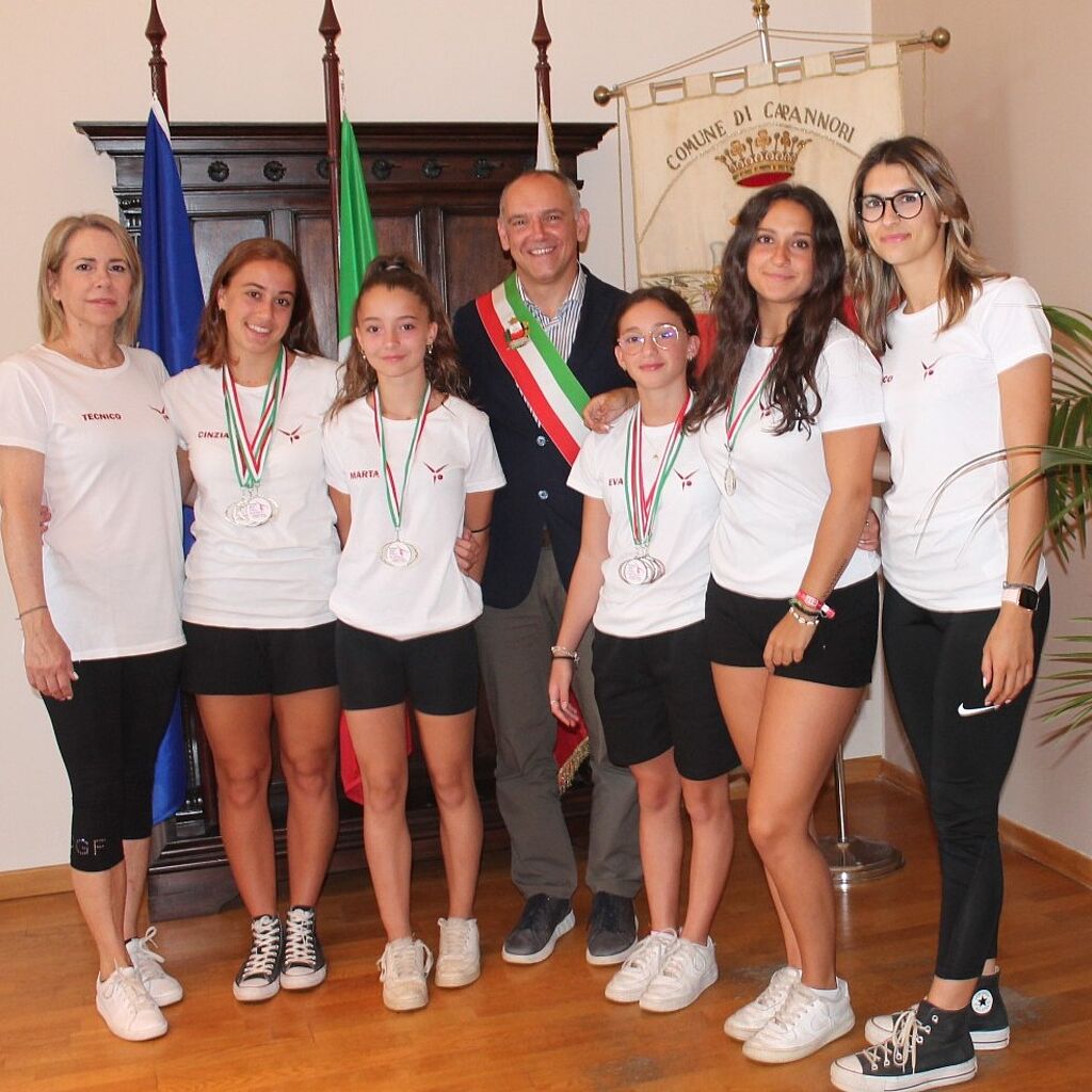 Il sindaco Luca Menesini e le atlete