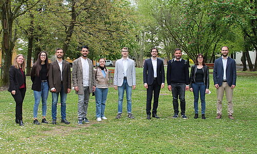 I partecipanti alla conferenza stampa nel parco di Artèmisia