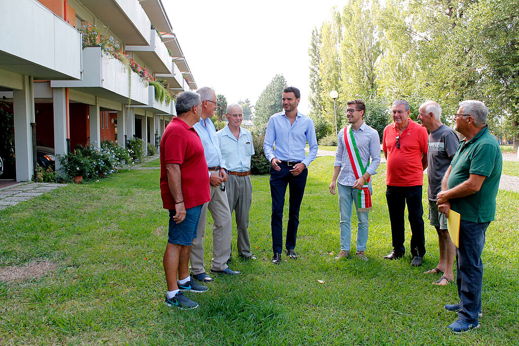 L'assessore ai beni comuni Matteo Francesconi, il consigliere comunale Giordano Del Chiaro e alcuni dei proprietari degli alloggi