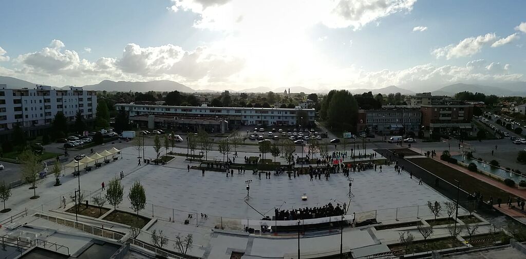 Una panoramica della nuova piazza (quasi) vuota