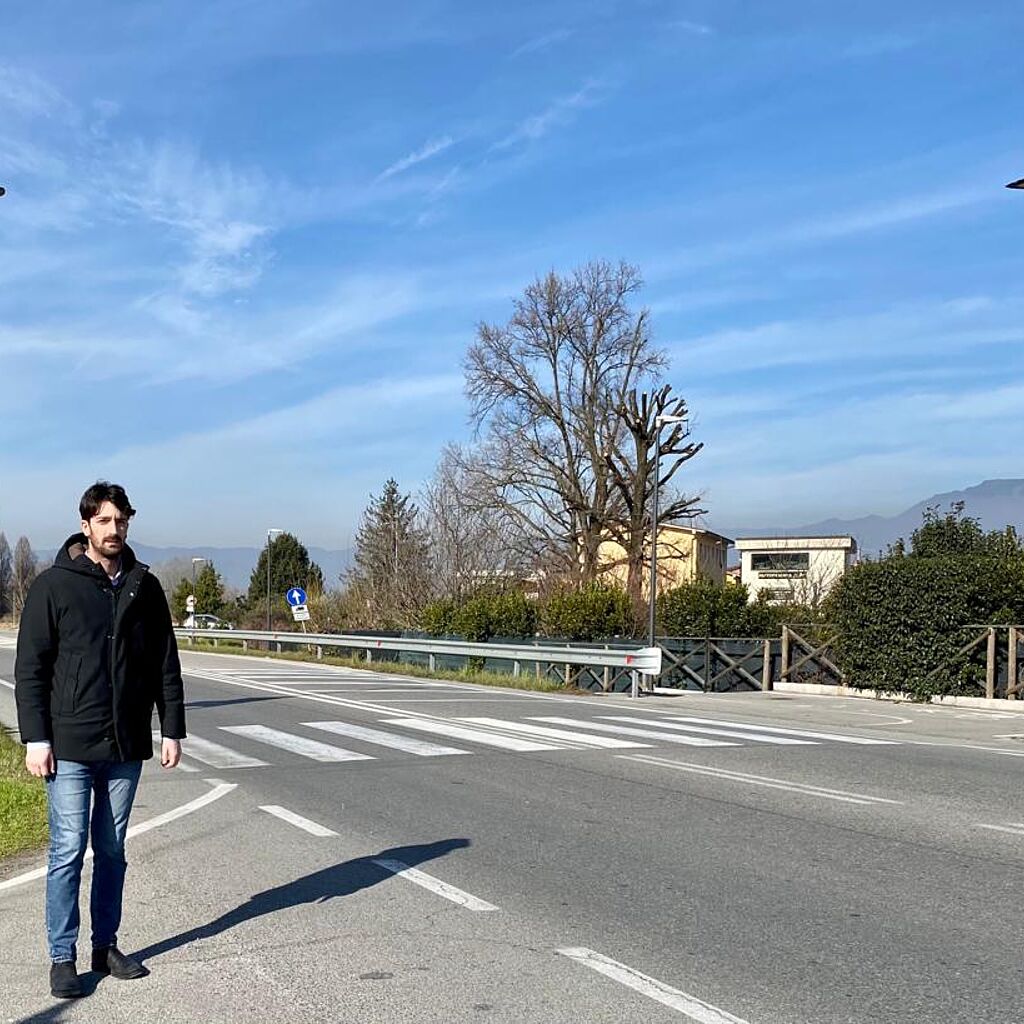 L'assessore Davide Del Carlo all'attraversamento pedonale luminoso di via Domenico Chelini