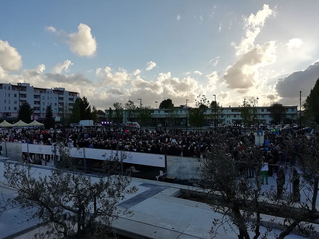 Piazza Aldo Moro piena di persone