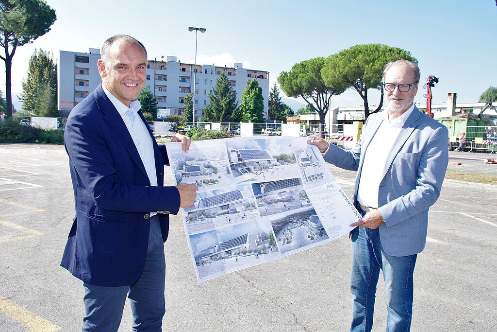 Il sindaco Menesini e l'assessore Bandoni illustrano il progetto dei lavori su una tavola