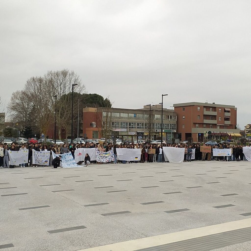 La manifestazione degli studenti del 'Majorana' in piazza Aldo Moro