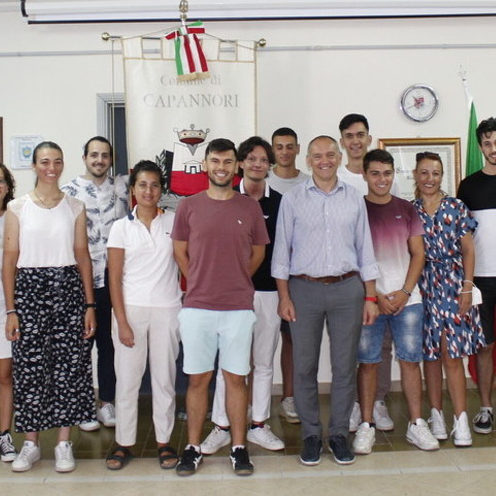 Il sindaco Menesini con alcuni dei giovani che parteciperanno allo scambio culturale a Vedra