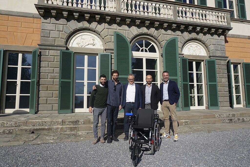 Foto di gruppo del team dell'Università di Pisa con il prototipo IR-Access