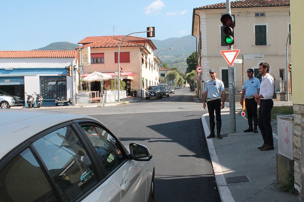 L'assessore Giordano Del Chiaro al semaforo di via Paolinelli