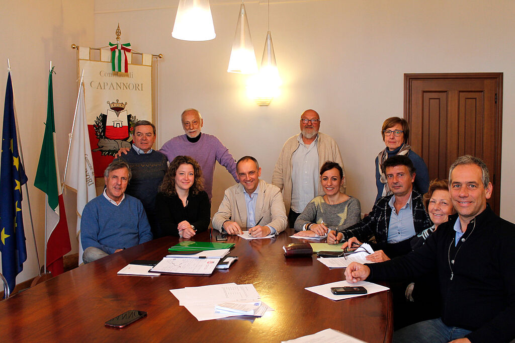Il sindaco Luca Menesini e le assessore alle finanze, Ilaria Carmassi, e alle politiche sociali, Lia Miccichè assieme alle organizzazioni sindacali