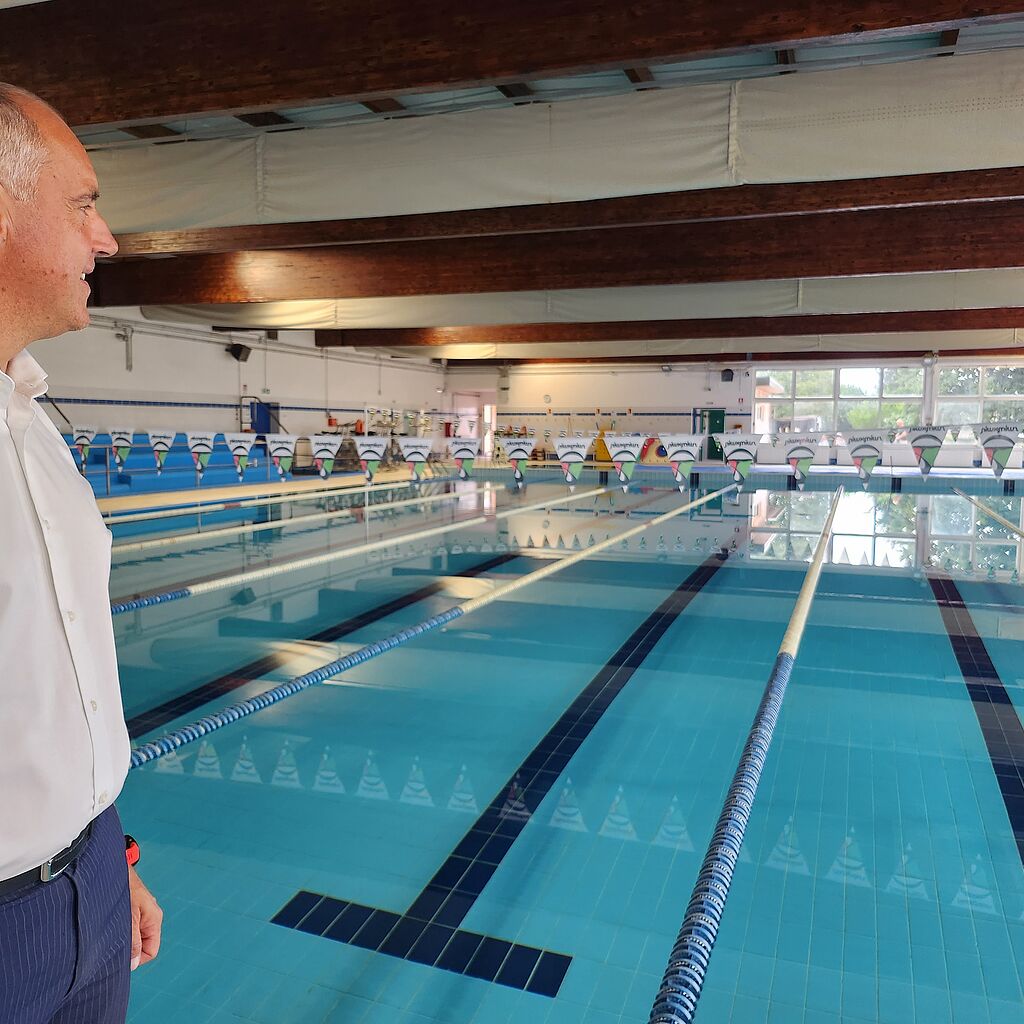 Il sindaco Menesini guarda la vasca della piscina comunale