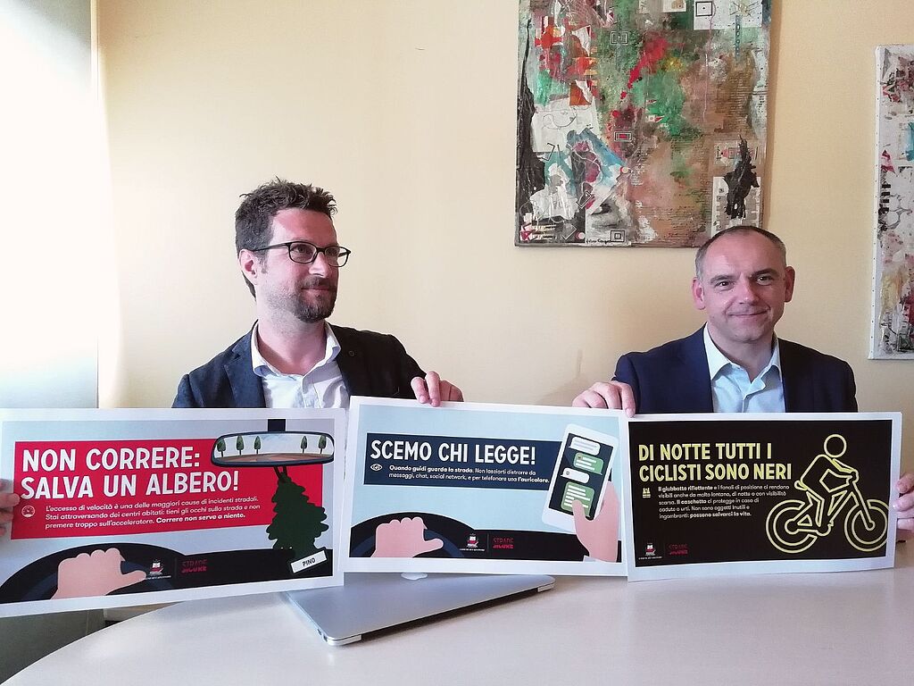 Il sindaco Menesini e Valerio Lo Bello di Net7 con le immagini della campagna di sicurezza stradale