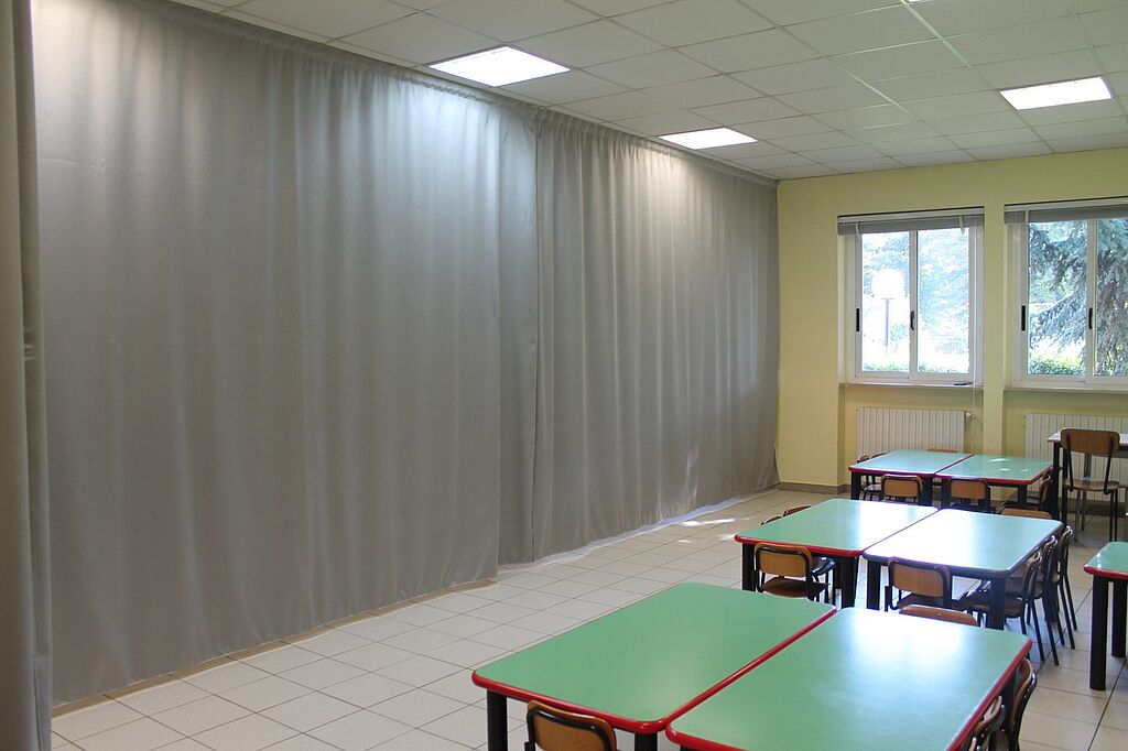 In fase di montaggio le tende fonoassorbenti per ricavare nuovi spazi  didattici nelle scuole nel rispetto delle norme anti Covid 19 - Comune di  Capannori