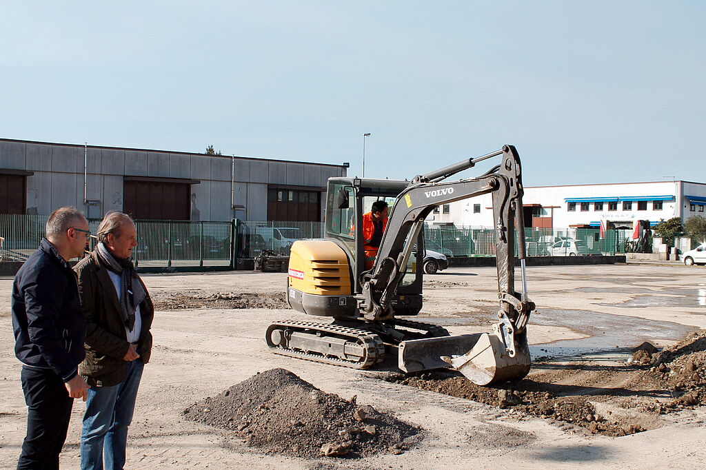 L'assessore ai lavori pubblici Pier Angelo Bandoni oggi sul cantiere nel parcheggio della traversa del Pip di Carraia