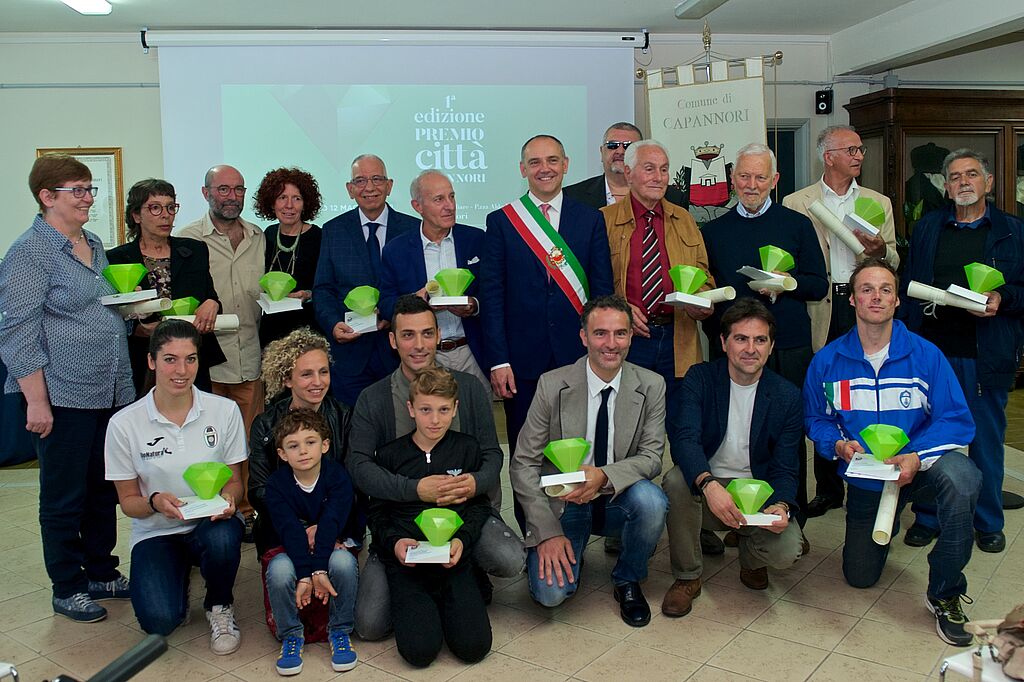 I premiati sorridenti assieme al sindaco Luca Menesini