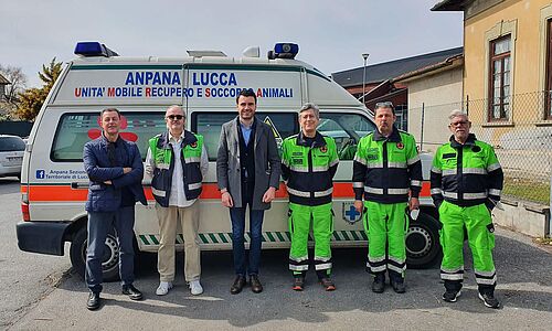 L'assessore Giordano Del Chiaro con alcuni volontari di Anpana