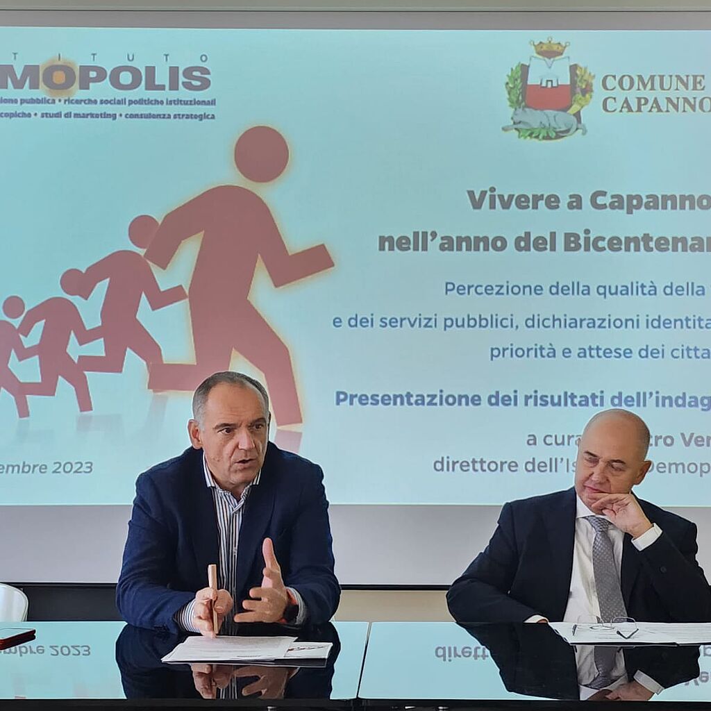 Il sindaco Luca Menesini con il direttore dell'Istituto DEmopolis durante la conferenza stampa di presentazione dei risultati dell'indagine