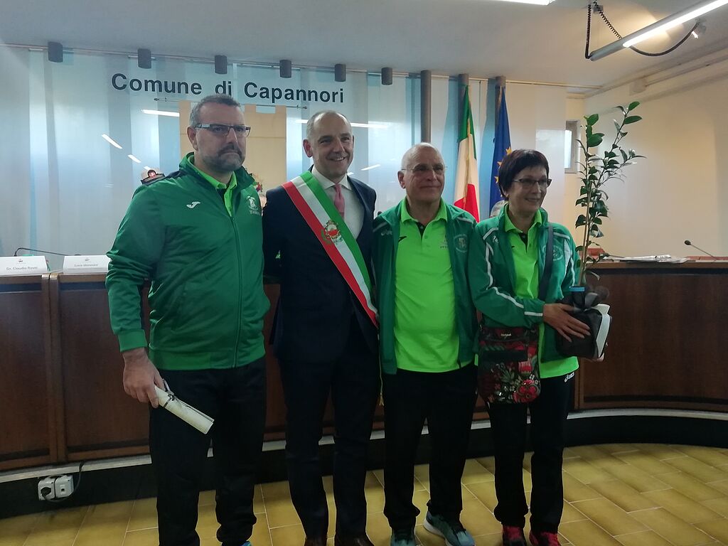 Componenti dei Marciatori Marliesi assieme al sindaco Luca Menesini