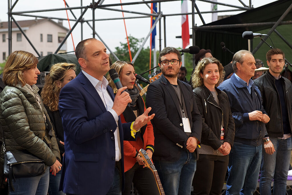 Il sindaco Luca Menesini e la giunta parlano dal palco