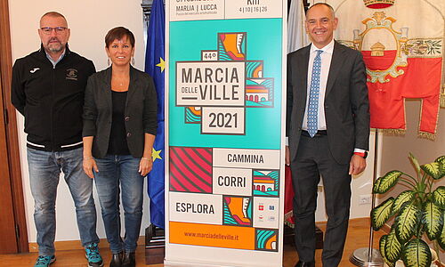 l sindaco Menesini, l'assessore Micheli e il presidente dei Marciatori Marliesi Taddeucci