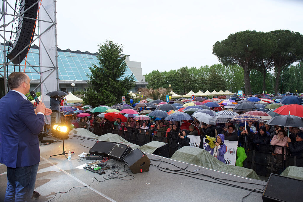 Il sindaco Luca Menesini parla sul palco davanti al pubblico