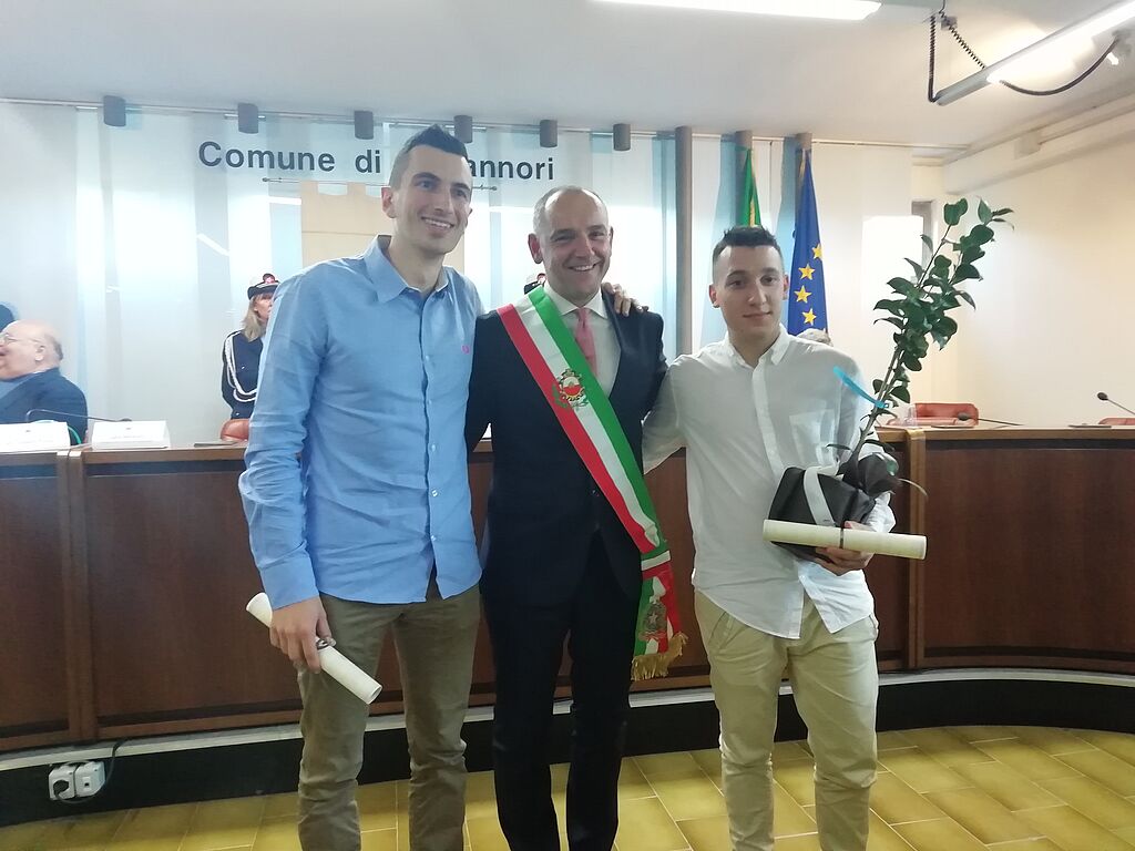 Iacopo Giribon e Samuele Viviani assieme al sindaco Luca Menesini