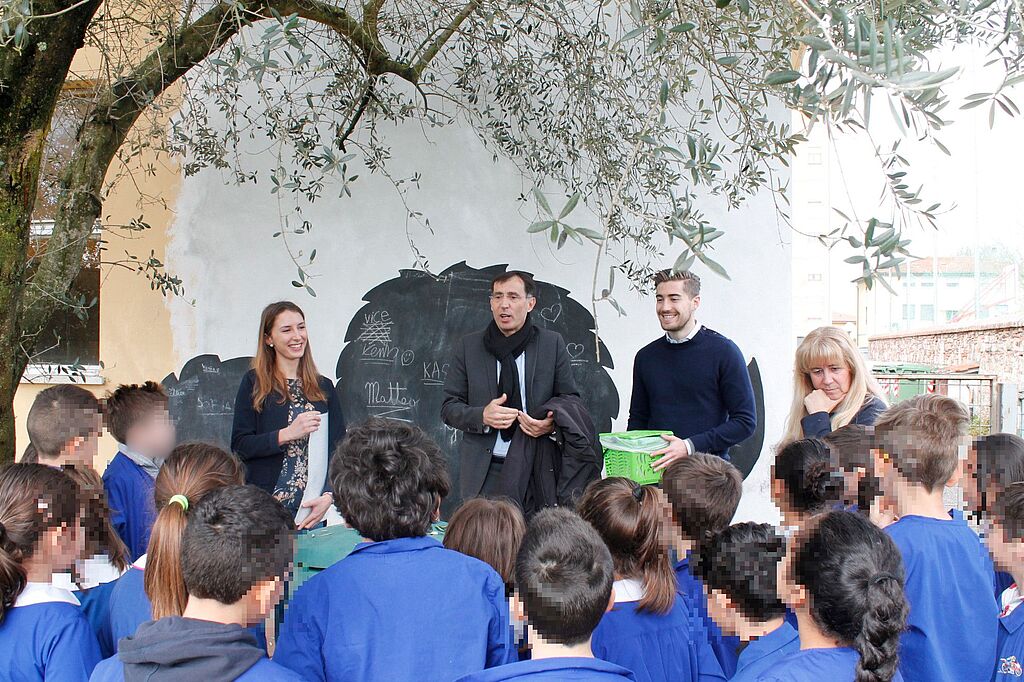 L'assessore all'ambiente Matteo Francesconi e il presidente di Ascit Maurizio Gatti spiegano l'iniziativa alla scuola primaria di Capannori