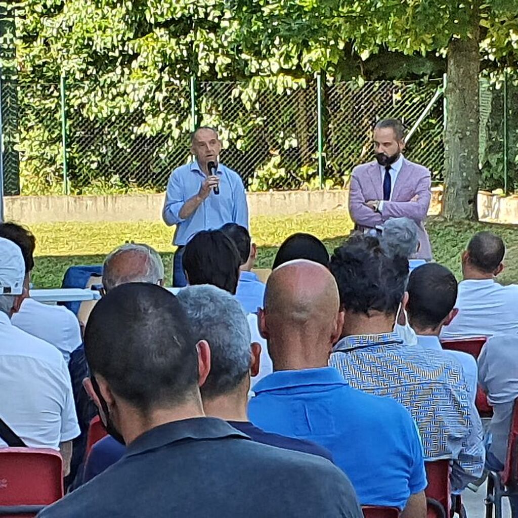 Il sindaco Luca Menesini mentre interviene ad un'assemblea per la costituzione della rete di imprese