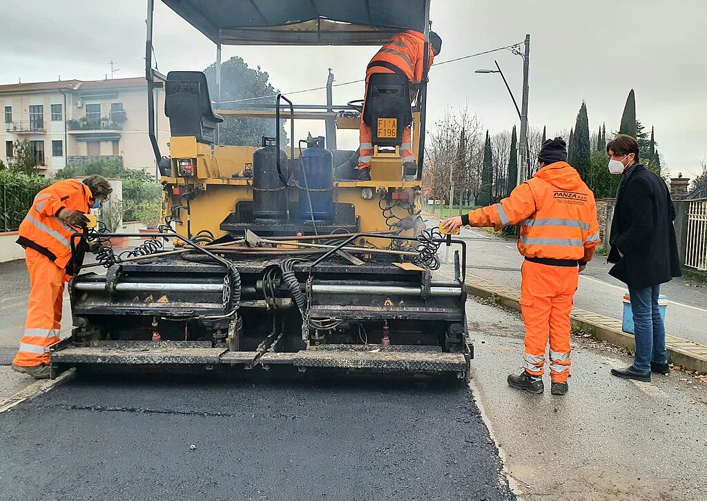 I lavori di asfaltatura in corso sulla via Romana