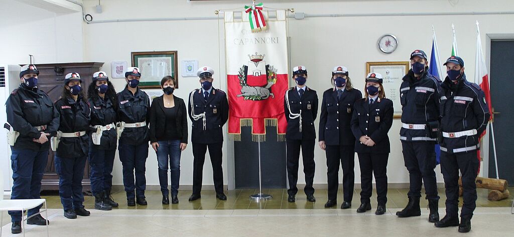 L'assessore Lucia Micheli con la comandante della Polizia Municipale Debora Arrighi e alcuni agenti