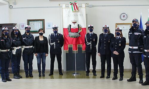 L'assessore Lucia Micheli con la comandante della Polizia Municipale Debora Arrighi e alcuni agenti