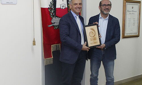 La consegna della targa della Rete dei Comuni Sostenibili al sindaco Luca Menesini