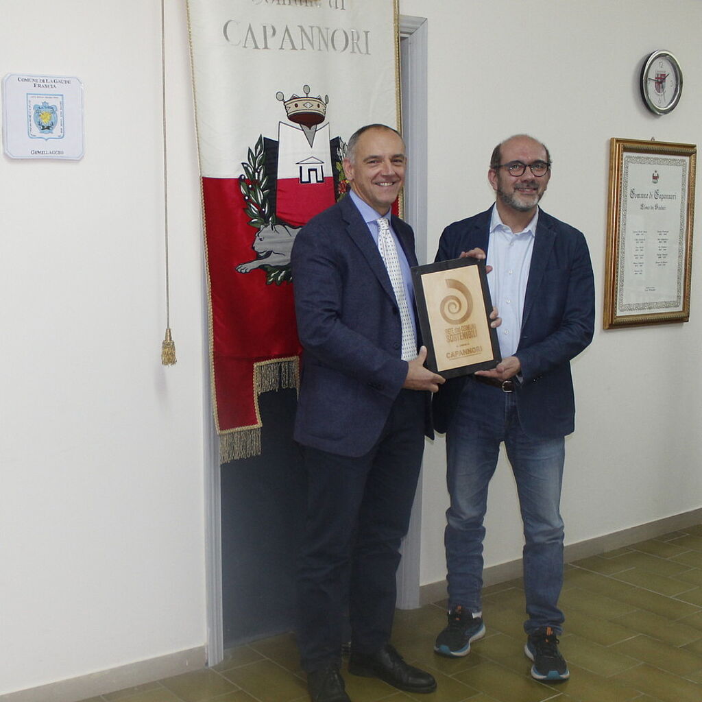 La consegna della targa della Rete dei Comuni Sostenibili al sindaco Luca Menesini