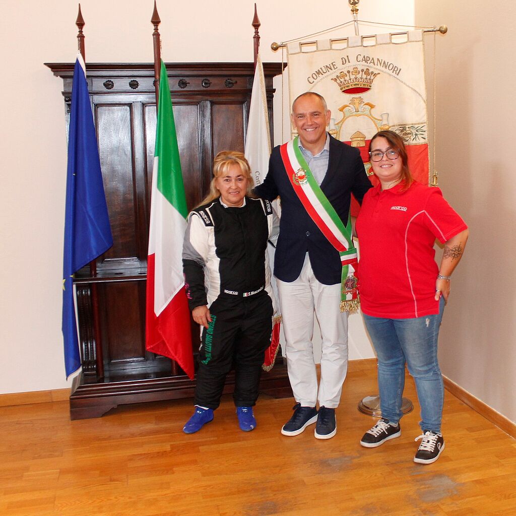 Il sindaco Luca Menesini con Sabrina Moscardini e Martina Micheloni