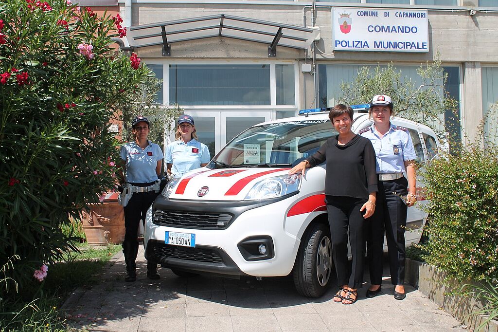 L'assessore Lucia Micheli, con la comandante della Polizia Municipale Debora Arrighi e due agenti 