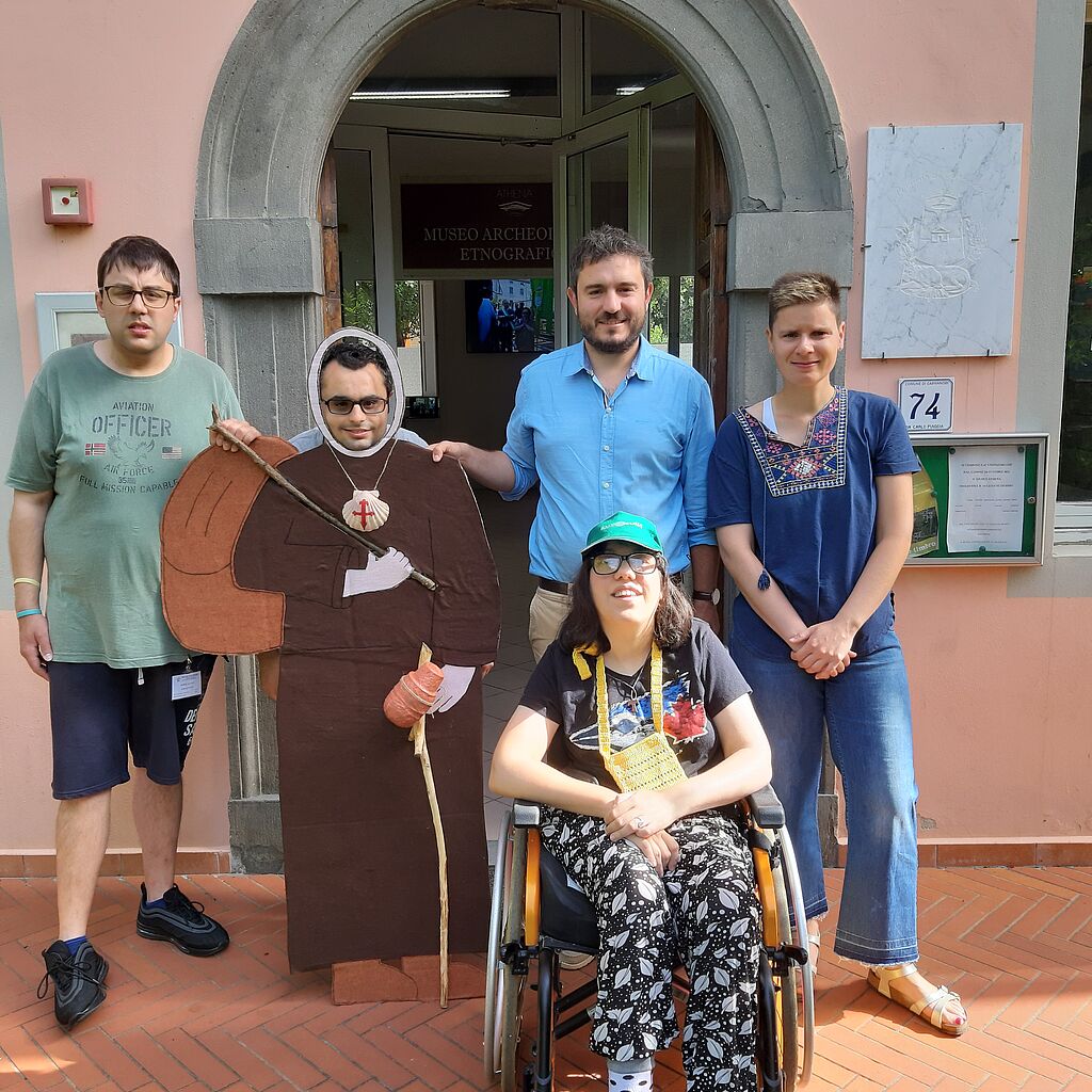 Foto di gruppo con assessore Francesco Cecchetti e alcuni ragazzi dello staff del Museo
