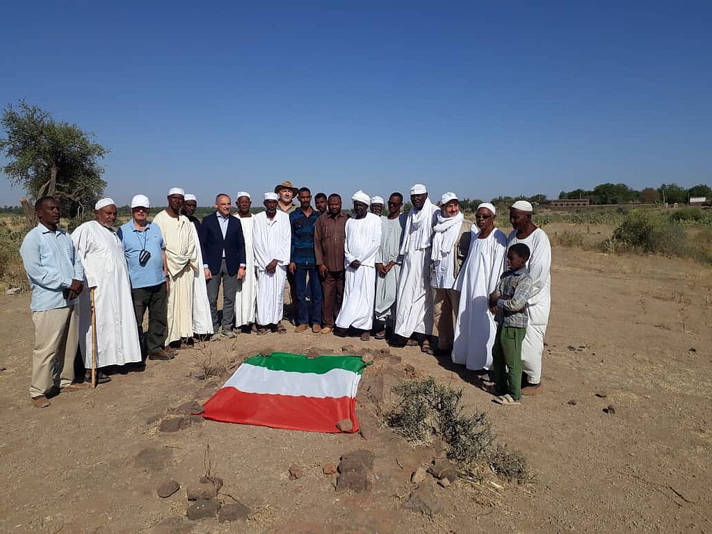 Delegazione con i rappresentanti della comunità locale alla tomba di Carlo Piaggia