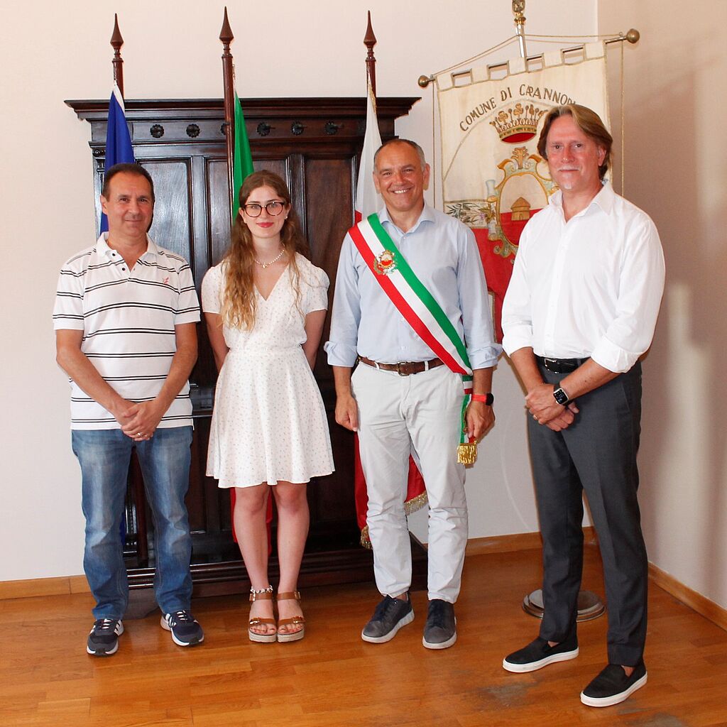 Il sindaco Luca Menesini con gli autori dell'inno