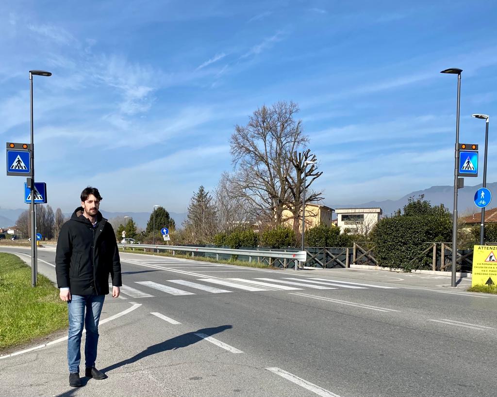 L'assessore Davide Del Carlo all'attraversamento pedonale luminoso di via Domenico Chelini