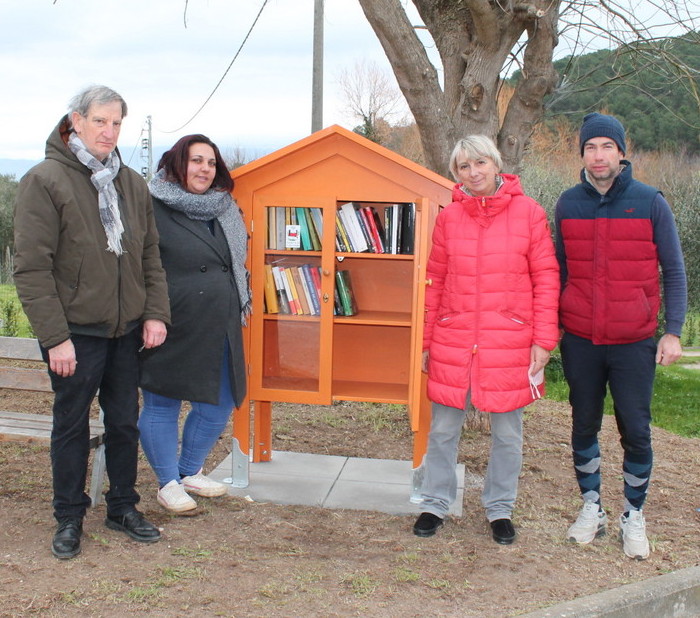 La presidente del consiglio comunale Gigliola Biagini con alcuni cittadini alla nuova 'Casa del libro