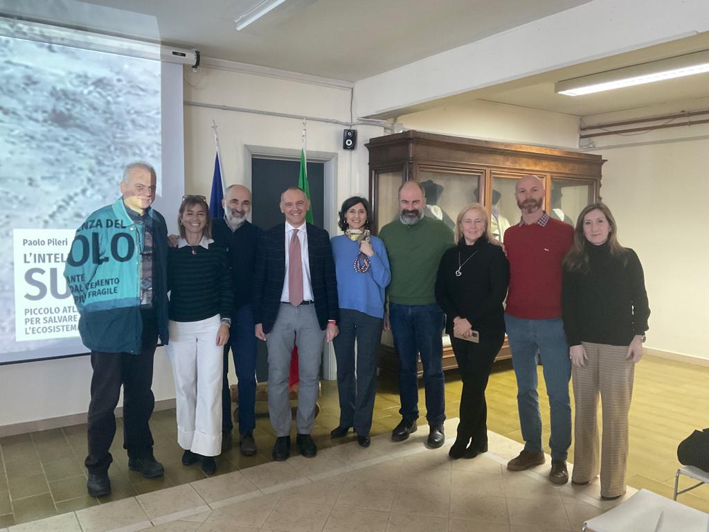 Il sindaco Luca Menesini insieme ai relatori e ai docenti