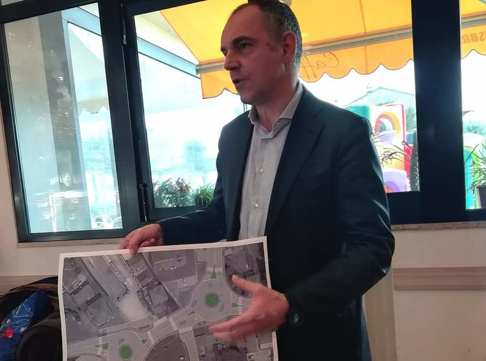 Il sindaco illustra il progetto delle due rotonde