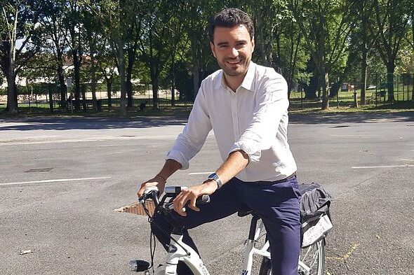 L'assessore alla mobilità Giordano Del Chiaro in bicicletta