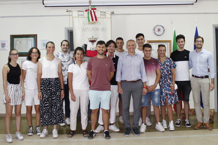 Il sindaco Menesini con alcuni dei giovani che parteciperanno allo scambio culturale a Vedra